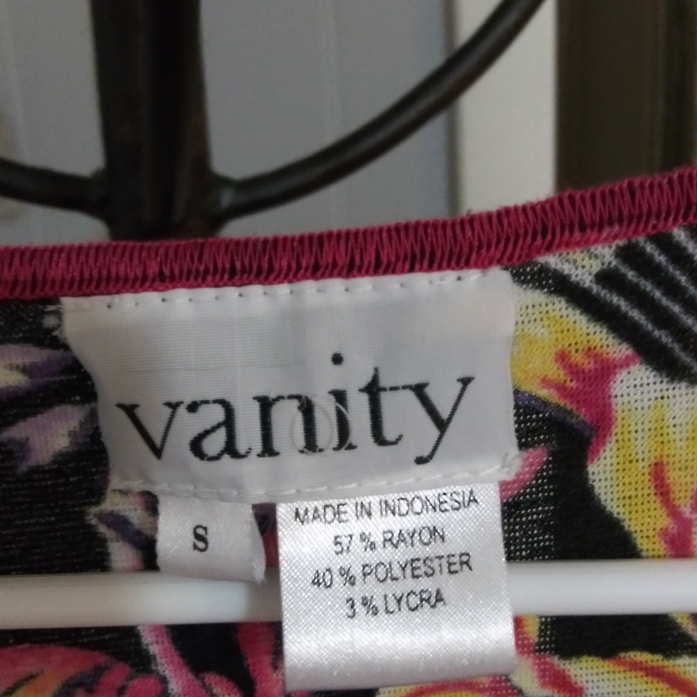 Small pullover top by "Vanity" - Picture 4 of 7